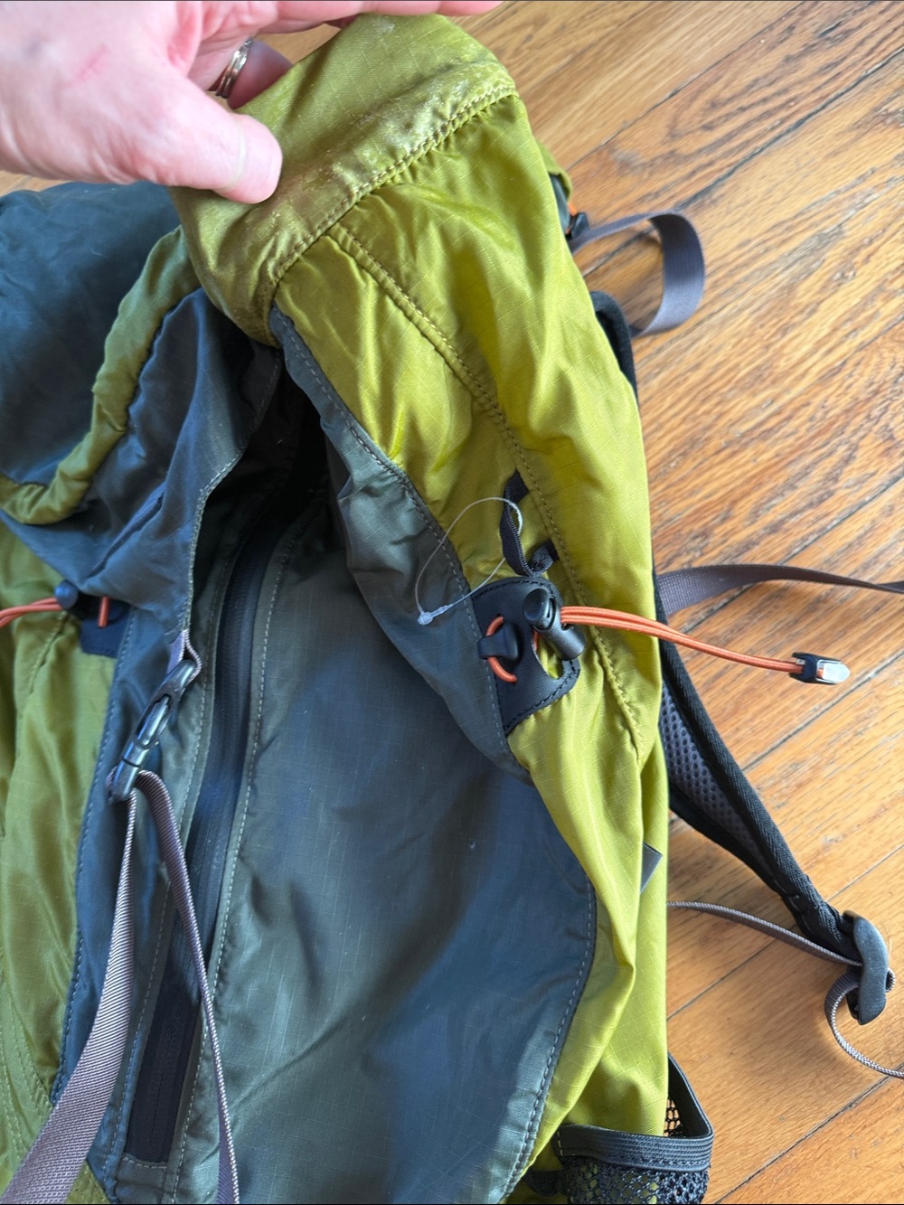 REI Green Hiking Backpack - Lightweight Daypack - Picture 3 of 8